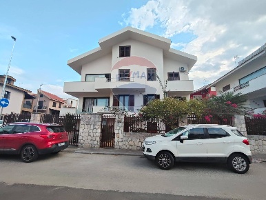Foto Appartamento in Via Bongiovanni, Augusta Centro di 180 m² con 5 locali