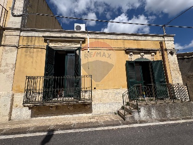 Foto Casa indipendente in Via Roma, Cassaro di 80 m² con 3 locali