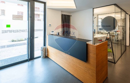 Foto Locale commerciale in VIA ARCIPRETE ROTA, Lallio di 78 m² con 3 locali