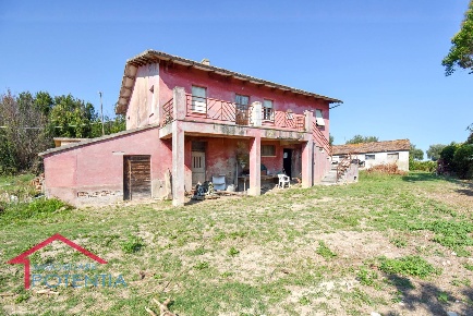Foto Rustico in C.da Asola, Potenza Picena di 324 m² con 5 locali