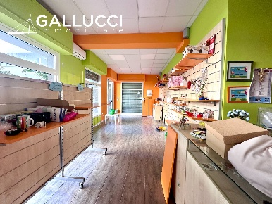 Foto Locale commerciale in viale maiella, Francavilla al Mare Centro