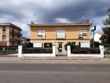 Foto Attività commerciale a Latina di 200 m² con 8 locali in vendita