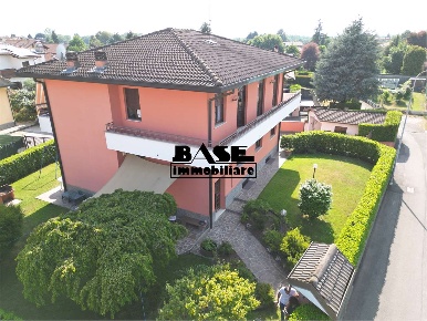 Foto Villa unifamiliare in Via Resistenza 33, Bregnano di 350 m² in vendita