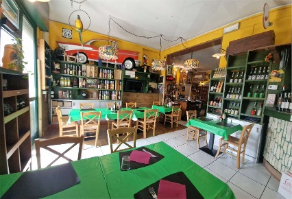 Foto Negozio a Senna Comasco di 400 m² con 12 locali in vendita