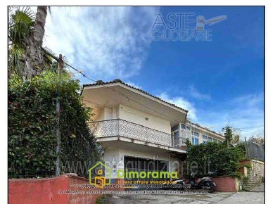 Foto Villa unifamiliare Napoli Fuorigrotta di 441 m² con 15 locali all'asta