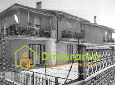 Foto Appartamento in Via del Solco, Valentano Centro di 103 m² con 5 locali