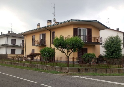 Foto Casa indipendente a Parabiago di 300 m² con 5 locali in vendita