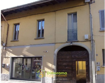 Foto Negozio in Via Roma 2, Samarate Centro di 64 m² con 2 locali