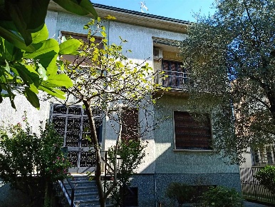 Foto Casa indipendente in VIA GRANDI 3, Gallarate Arnate di 300 m²