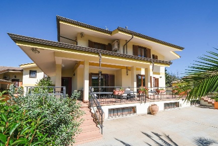 Foto Villa a schiera a Frascati di 385 m² con 6 locali in vendita