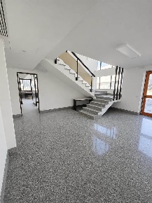 Foto Negozio a Camporosso Centro di 300 m² con 4 locali in affitto