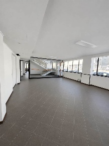Foto Negozio a Camporosso Centro di 300 m² con 4 locali in affitto