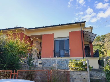 Foto Villa unifamiliare in via vecchia di nozzano  359 359, Lucca di 100 m²