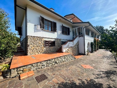 Foto Villa unifamiliare a Uzzano Torricchio di 476 m² con 16 locali