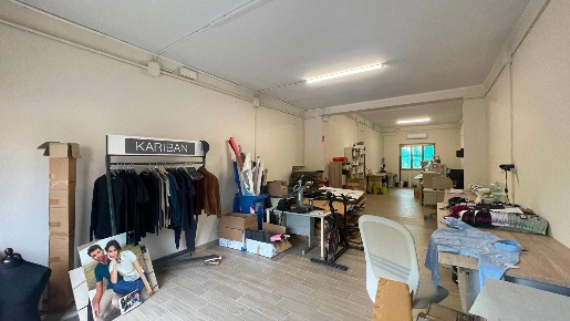 Foto Locale commerciale a Chiesina Uzzanese Centro di 120 m² con 2 locali
