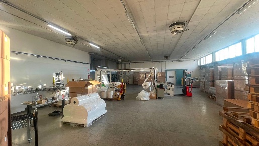Foto Capannone industriale a Pescia Veneri di 1150 m² con 8 locali