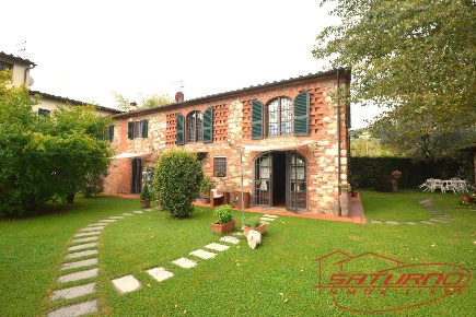 Foto Rustico a Lucca La Maulina - Morianese di 240 m² con 5 locali