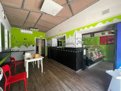 Foto Locale commerciale a Pistoia Centro Storico di 170 m² con 5 locali