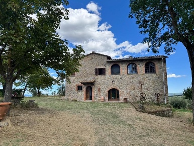 Foto Rustico a Casole d'Elsa Centro di 810 m² con 16 locali in vendita