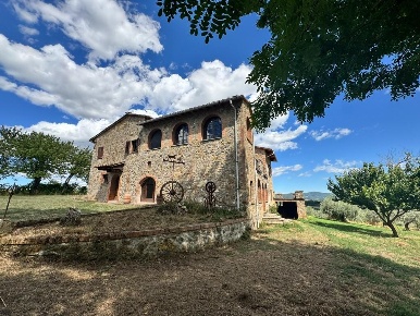 Foto Rustico a Casole d'Elsa Centro di 810 m² con 16 locali in vendita