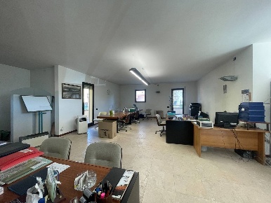 Foto Locale commerciale a Ponte Buggianese Centro di 100 m² con 1 locali