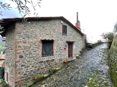 Foto Appartamento a Massa e Cozzile Massa di 130 m² con 5 locali in vendita