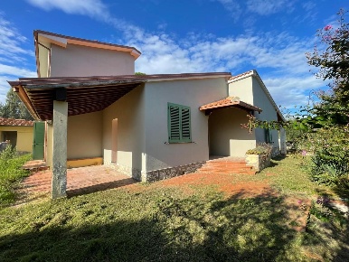Foto Casa indipendente a Lajatico di 350 m² con 10 locali in vendita