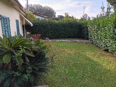 Foto Villa unifamiliare a Massa Ronchi - Poveromo di 180 m² con 5 locali
