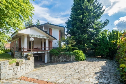 Foto Villa singola in via Musinè, Giaveno Centro di 392 m² con 10 locali