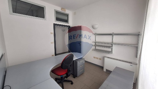 Foto Ufficio in VIA NEWTON, Arezzo Via Fiorentina di 235 m² con 12 locali