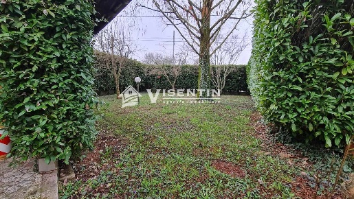 Foto Casa indipendente a Paese Castagnole di 180 m² con 8 locali in vendita