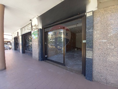 Foto Locale commerciale in Via Francesco  Petrarca, Caserta Centurano
