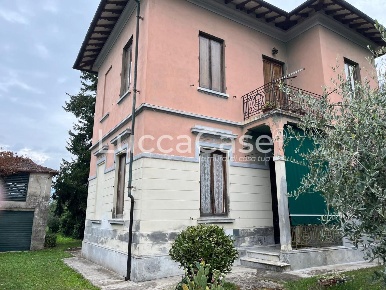 Foto Villa unifamiliare a Lucca Santissima Annunziata di 140 m² in vendita