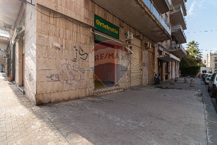 Foto Negozio in Via Francesco Battiato, Catania di 84 m² con 2 locali