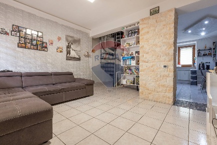 Foto Appartamento in via buzzi leone, Viggiù Centro di 140 m² con 3 locali