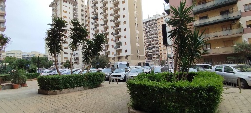 Foto Locale commerciale in via Spinelli, Palermo di 95 m² con 1 locali