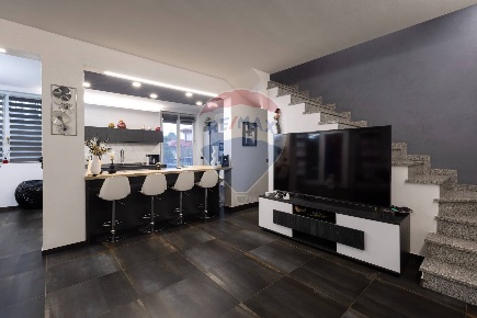 Foto Villa a schiera in Via Rodari, Trezzano Rosa di 218 m² con 4 locali