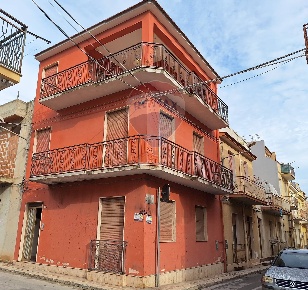 Foto Casa indipendente in Via Platamone, Rosolini di 102 m² con 7 locali