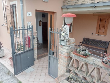Foto Appartamento in Magnanella, Teramo di 150 m² con 6 locali in vendita