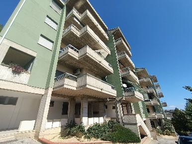 Foto Appartamento in Via Bafile, Teramo Centro di 110 m² con 5 locali