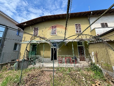 Foto Appartamento in Via Caronno Varesino, Morazzone di 213 m² con 6 locali