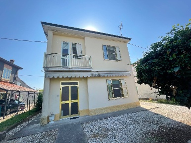Foto Casa indipendente in Via Canalazzi, Ferrara Baura - Correggio