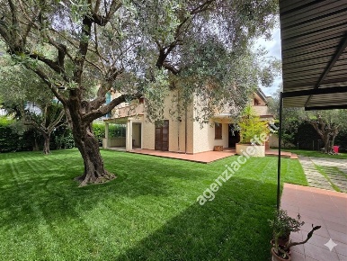 Foto Villa unifamiliare a Massa Centro di 270 m² con 8 locali in vendita