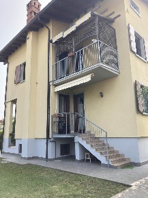 Foto Villa bifamiliare a Stezzano di 202 m² con 7 locali in vendita