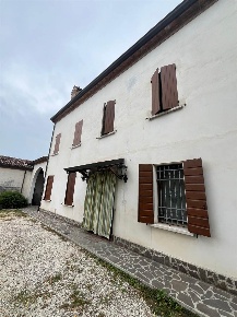 Foto Villa unifamiliare a Suzzara Centro di 400 m² con 15 locali in vendita