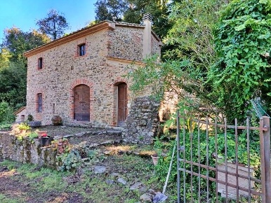 Foto Rustico a Castagneto Carducci di 120 m² con 6 locali in vendita