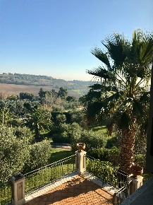 Foto Villa unifamiliare a Civitanova Marche Civitanova Alta di 333 m²