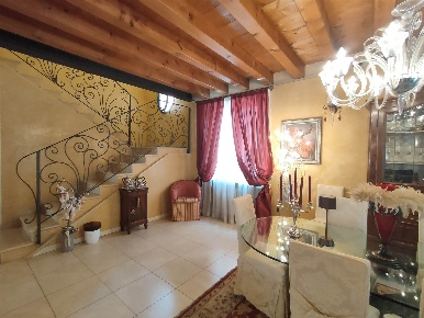 Foto Villa bifamiliare a Verona Valdonega di 284 m² con 8 locali in vendita