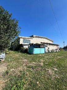 Foto Capannone industriale a Luzzara Villarotta di 1500 m² con 30 locali