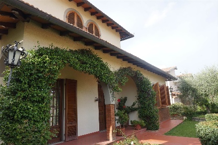 Foto Villa unifamiliare a Montespertoli Centro di 287 m² con 12 locali